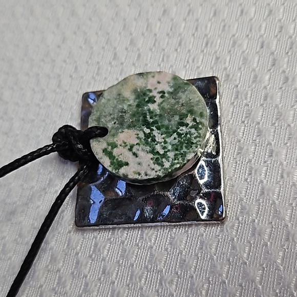 GREEN STONE AND METAL WITH PULL CORD NECKLACE - Picture 3 of 8